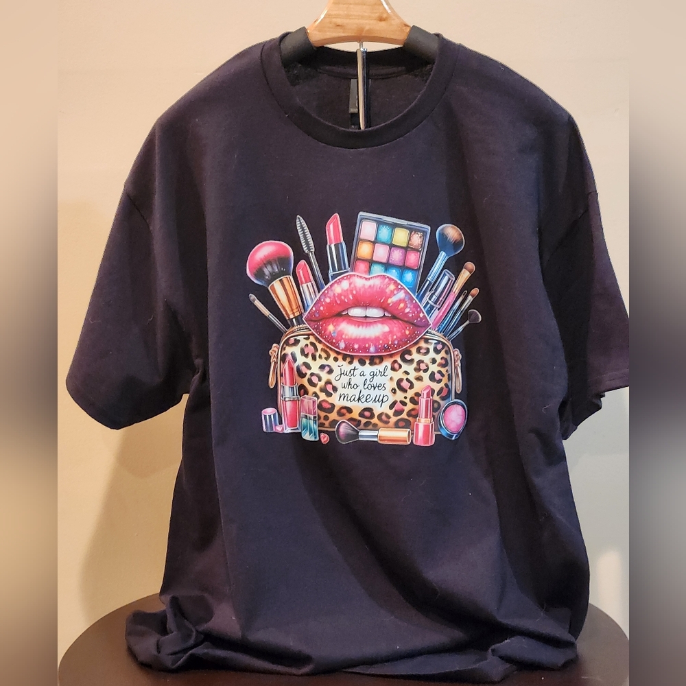 JUST A GIRL WHO LOVES MAKEUP 💄 GRAPHIC TSHIRT